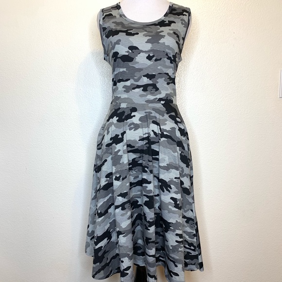 LuLaRoe Dresses & Skirts - LuLaRoe • Nicki Dress 👗